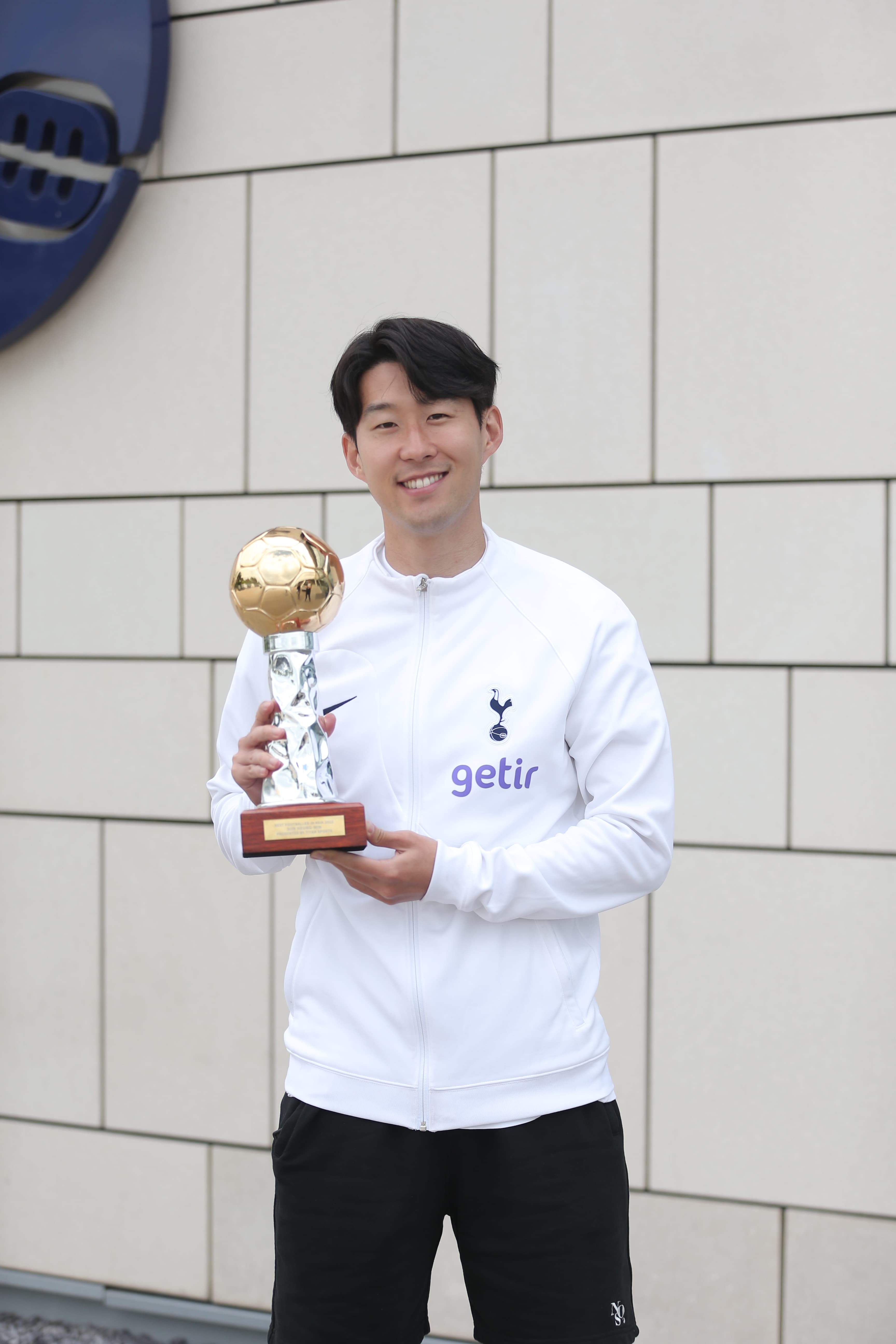 2022 아시아 최고 선수 트로피와 손흥민 · 2023년 촬영