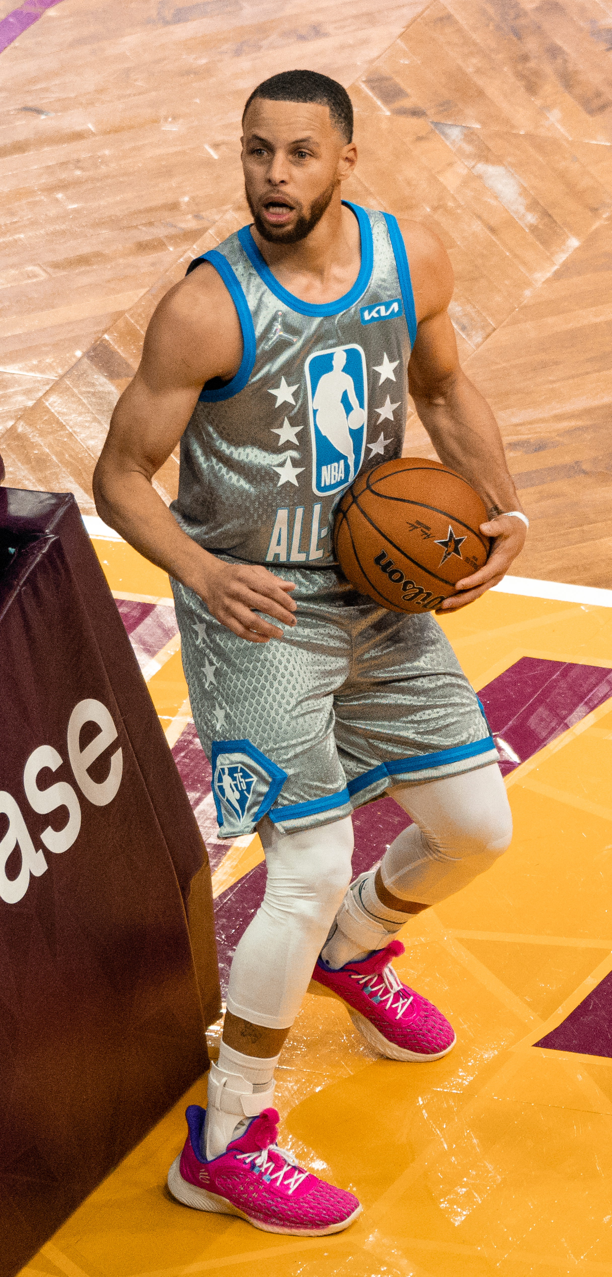 2022 NBA 올스타전에서 공을 든 스테픈 커리 · 과거 자료사진